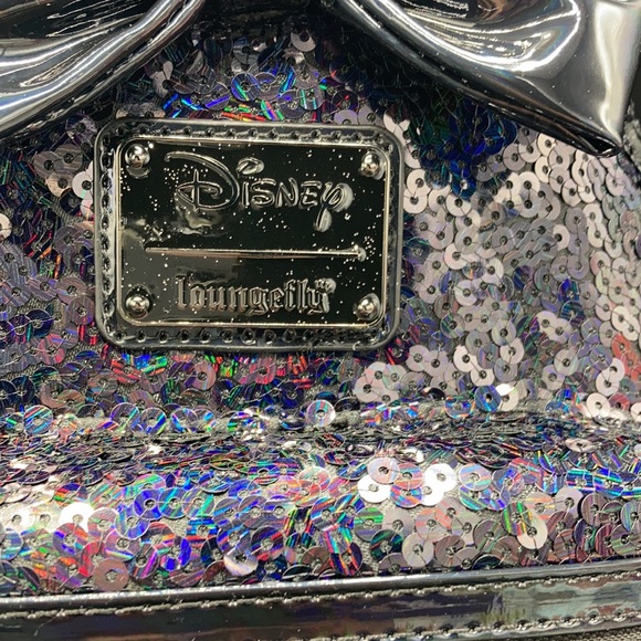 24HR DROP ⬇️Loungefly Holographic Exclusive Minnie Backpack - Picture 3 of 6